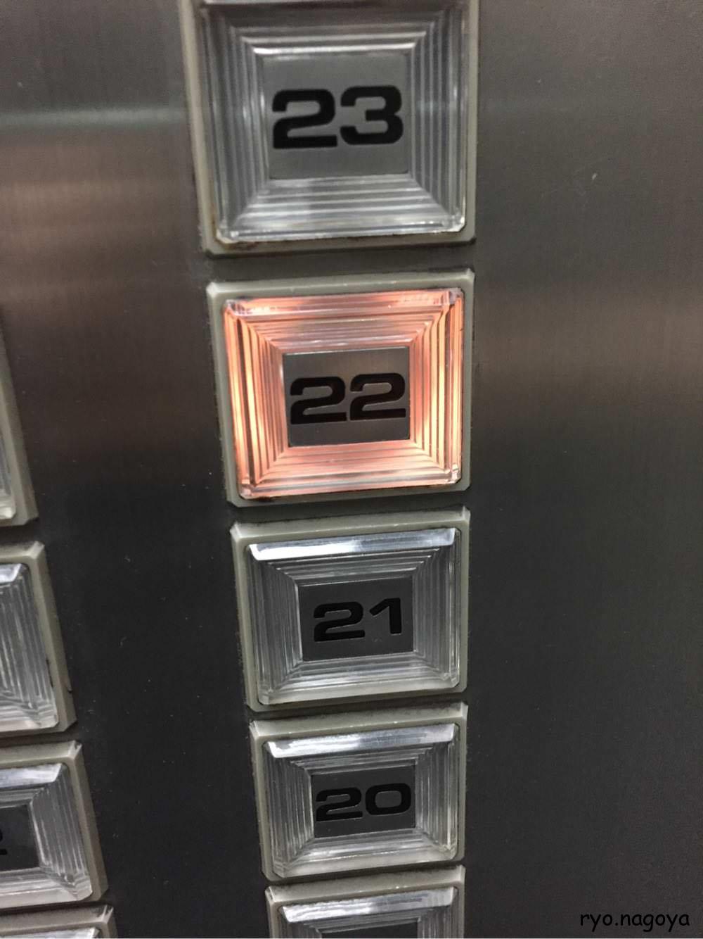 エレベーターで、22回に行く、階段では無理っぽいです。（階段使えても疲れるのでいいです）